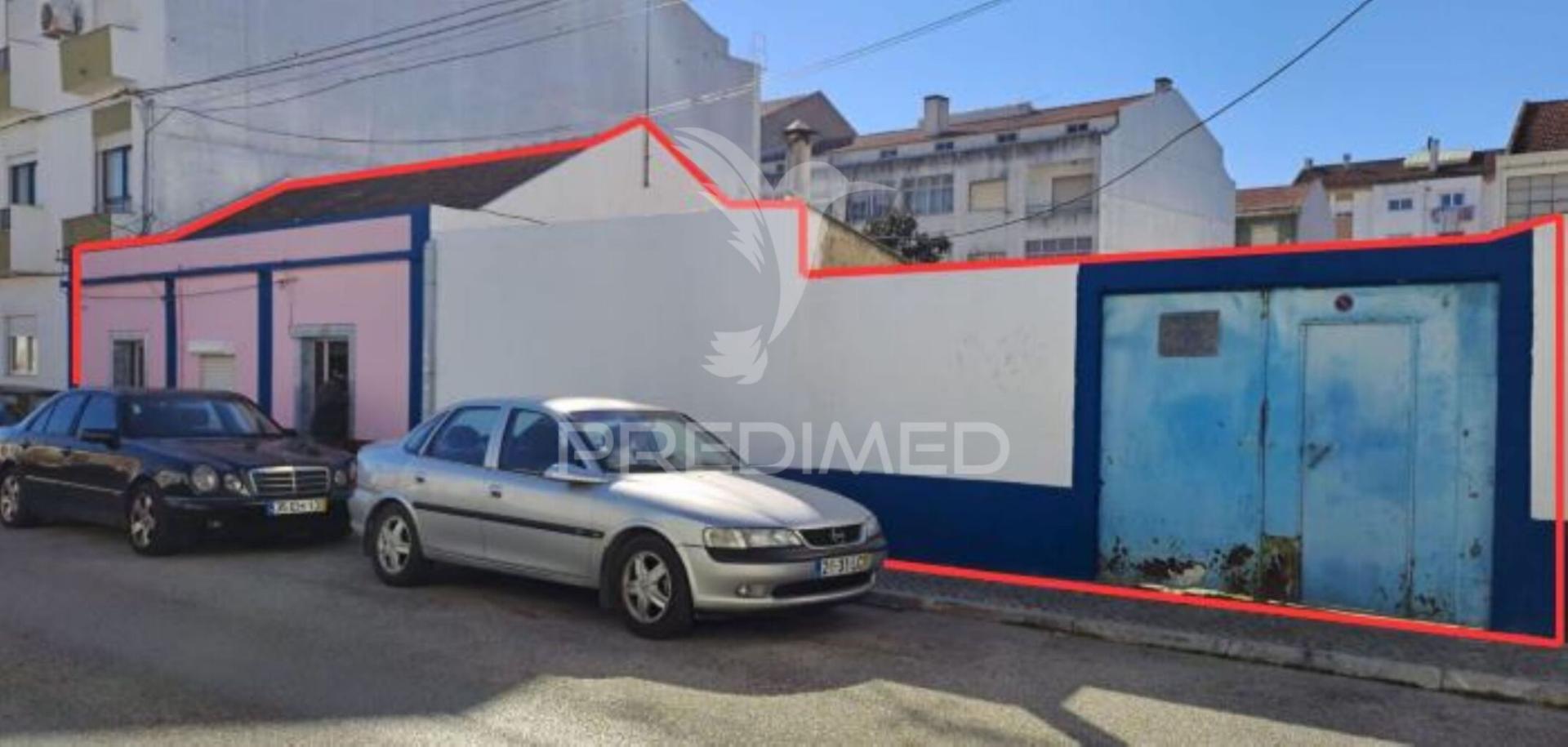 Moradia com 463m2 de área de terreno  - baixa da banheira