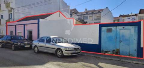 Moradia com 463m2 de área de terreno  - baixa da banheira