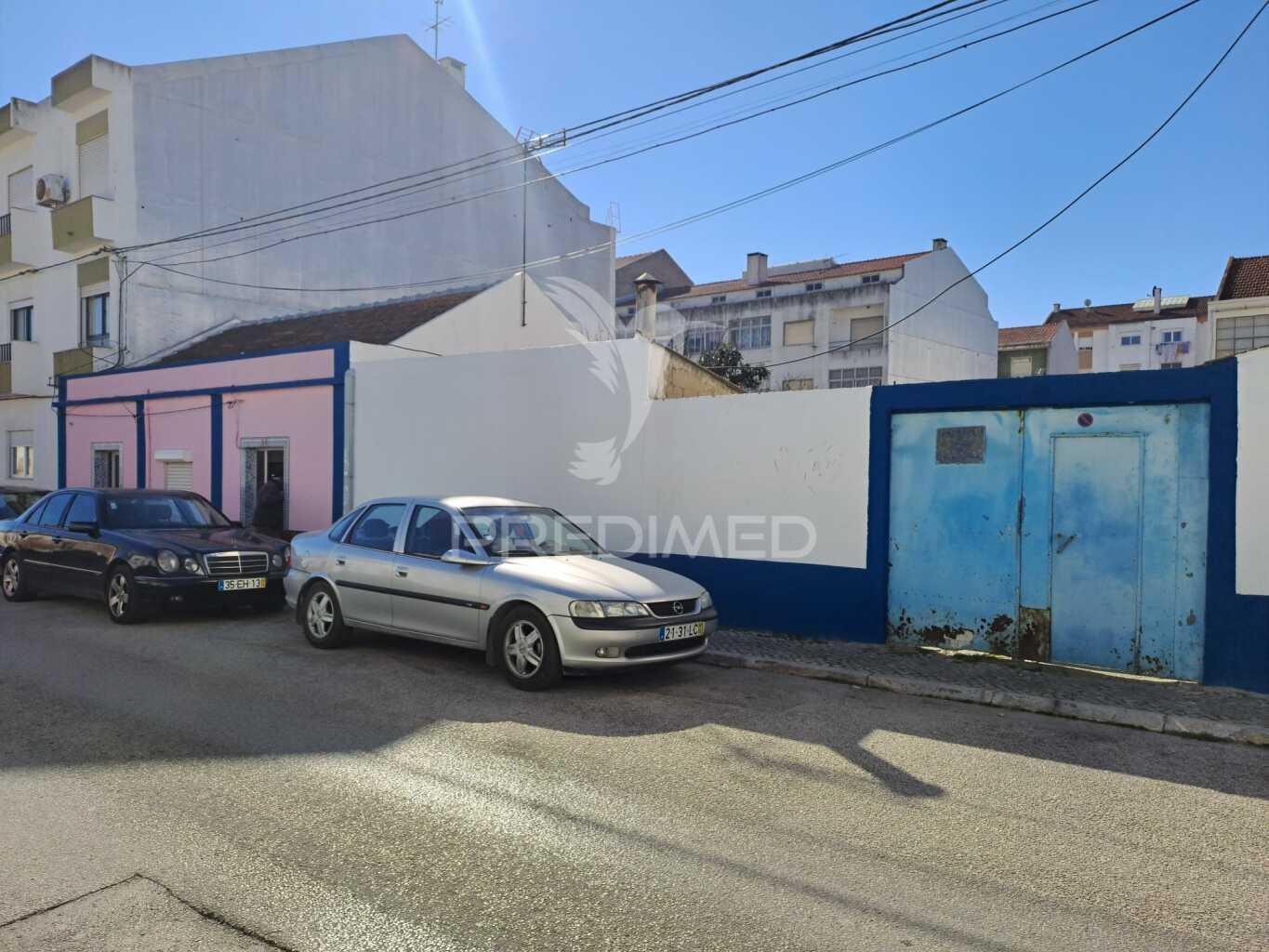 Moradia com 463m2 de área de terreno  - baixa da banheira
