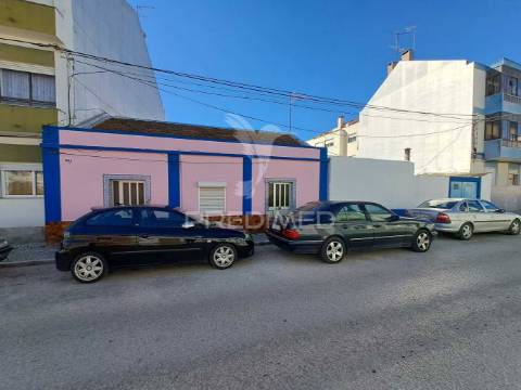 Moradia com 463m2 de área de terreno  - baixa da banheira