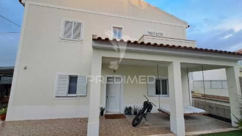 Moradia  t3 com garagem e piscina em alhos vedros