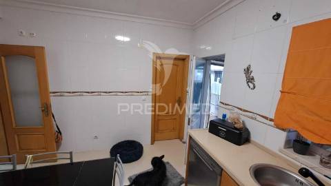 Moradia  t3 com garagem e piscina em alhos vedros