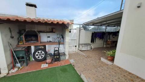 Moradia  t3 com garagem e piscina em alhos vedros