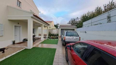 Moradia  t3 com garagem e piscina em alhos vedros