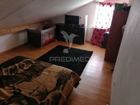 Moradia remodelada t3+2 nas arroteias, moita