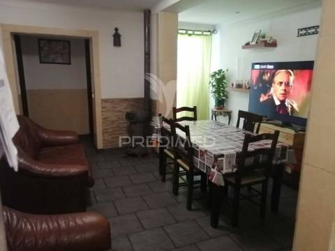 Moradia remodelada t3+2 nas arroteias, moita
