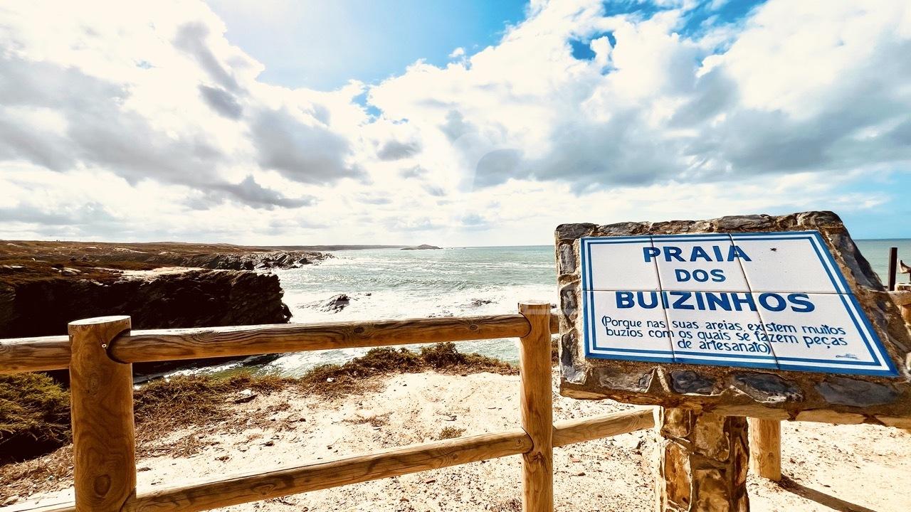 Moradia + 2 lojas com logradouro, cave e sótão junto á praia de porto covo