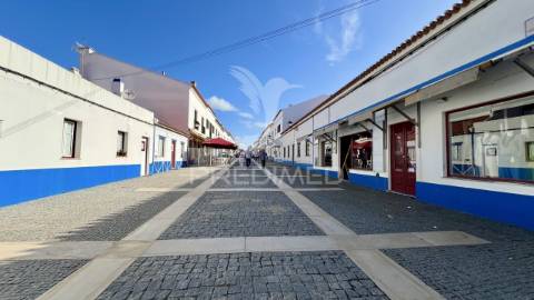 Moradia + 2 lojas com logradouro, cave e sótão junto á praia de porto covo