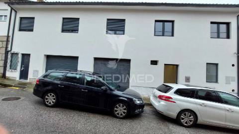 Moradia t3 com garagem e logradouro no centro de chaves