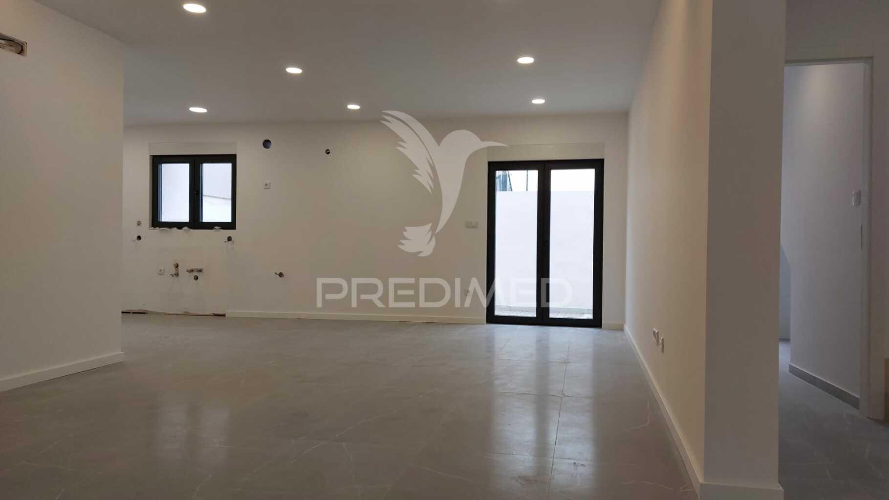 Moradia t3 com garagem e logradouro no centro de chaves