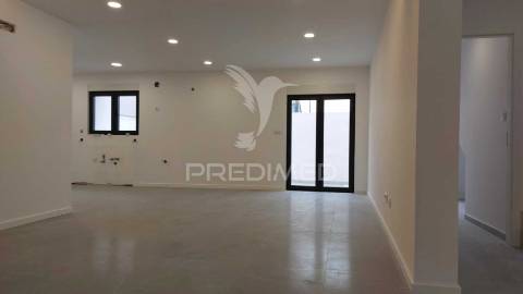 Moradia t3 com garagem e logradouro no centro de chaves
