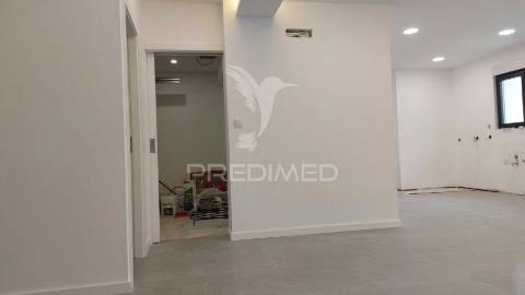 Moradia t3 com garagem e logradouro no centro de chaves
