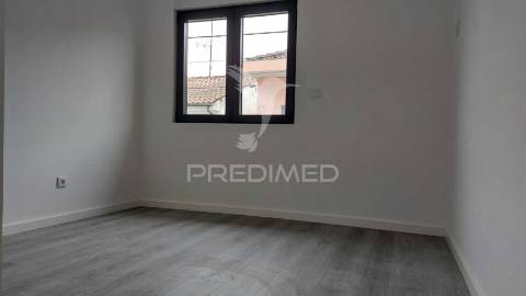 Moradia t3 com garagem e logradouro no centro de chaves