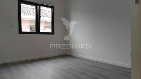 Moradia t3 com garagem e logradouro no centro de chaves