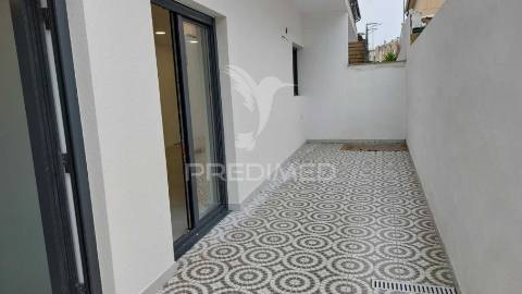 Moradia t3 com garagem e logradouro no centro de chaves