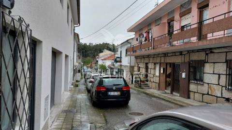 Moradia t3 com garagem e logradouro no centro de chaves