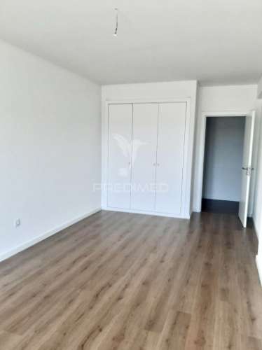 Apartamento t2 c/ suíte, garagem e arrecadação
