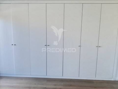 Apartamento t2 c/ suíte, garagem e arrecadação
