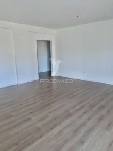 Apartamento t2 c/ suíte, garagem e arrecadação