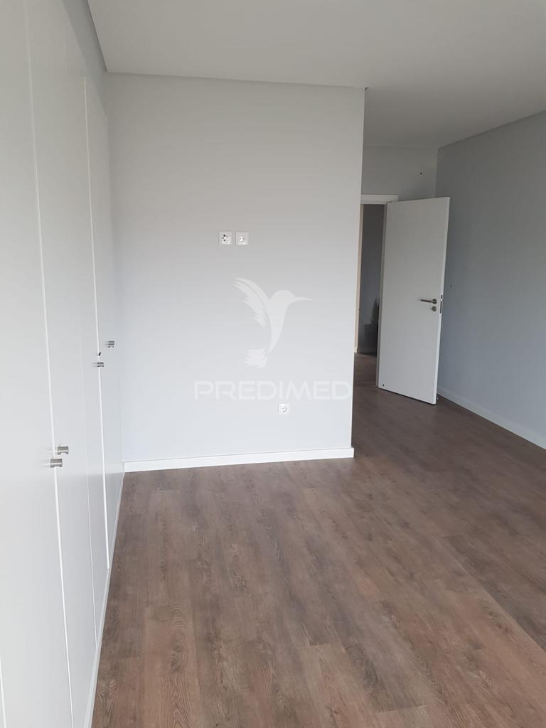 Apartamento t3 c/ suíte, 2 lugares parqueamento e arrecadação