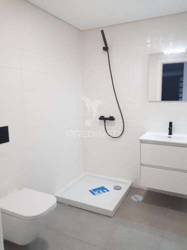 Apartamento t3 c/ suíte, 2 lugares parqueamento e arrecadação