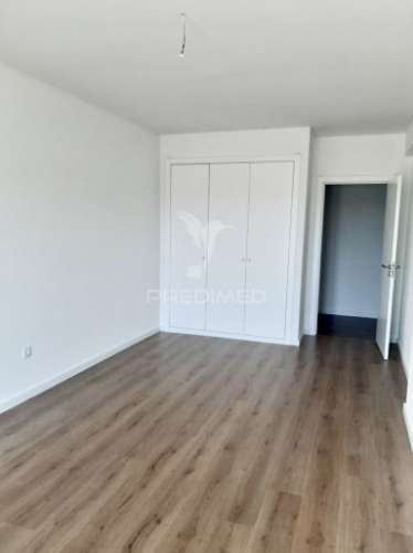Apartamento t3 c/ suíte, 2 lugares parqueamento e arrecadação