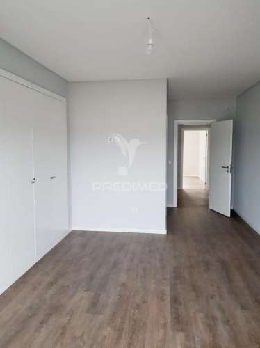 Apartamento t3 c/ suíte, 2 lugares parqueamento e arrecadação