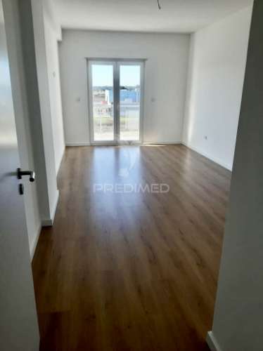 Apartamento t3 c/ suíte, 2 lugares parqueamento e arrecadação