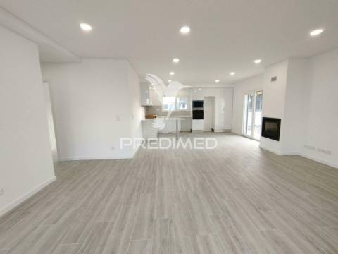 Suíte, garagem. sala e cozinha em open space de 41,7m2