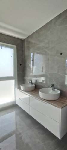 Terraço, suite, garagem 2 viaturas, closet, piscina 4 x 7.5