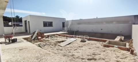 Terraço, suite, garagem 2 viaturas, closet, piscina 4 x 7.5