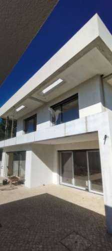 Terraço, suite, garagem 2 viaturas, closet, piscina 4 x 7.5