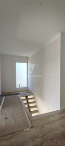 Terraço, suite, garagem 2 viaturas, closet, piscina 4 x 7.5
