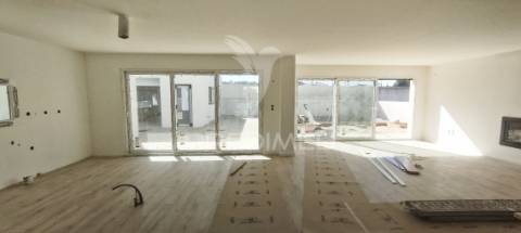 Terraço, suite, garagem 2 viaturas, closet, piscina 4 x 7.5