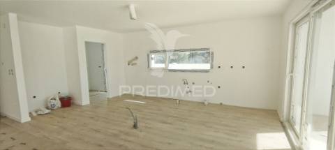Terraço, suite, garagem 2 viaturas, closet, piscina 4 x 7.5