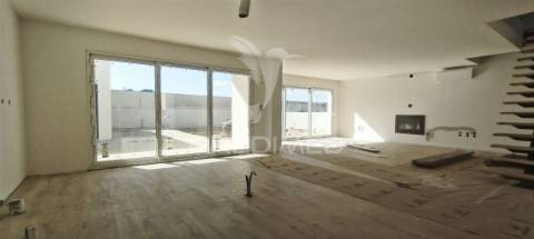 Terraço, suite, garagem 2 viaturas, closet, piscina 4 x 7.5