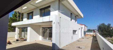 Terraço, suite, garagem 2 viaturas, closet, piscina 4 x 7.5