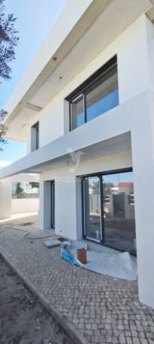 Terraço, suite, garagem 2 viaturas, closet, piscina 4 x 7.5