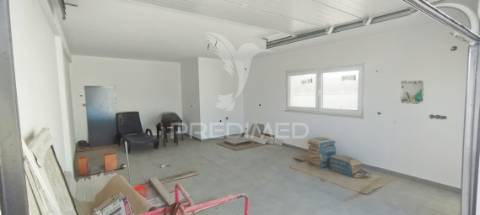 Terraço, suite, garagem 2 viaturas, closet, piscina 4 x 7.5
