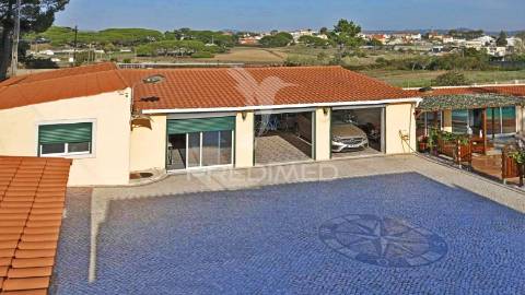 Quinta com piscina e com lote de terreno rústico