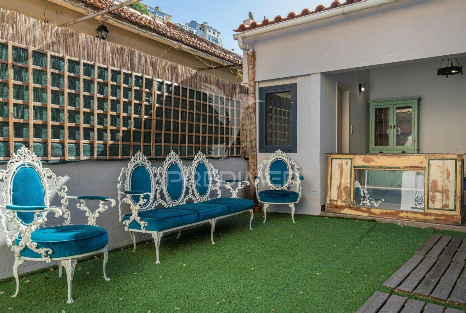 Moradia renovada com logradouro