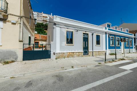 Moradia renovada com logradouro