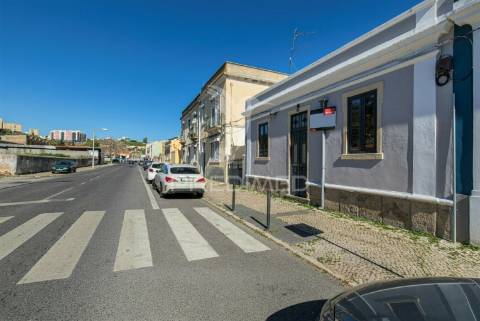 Moradia renovada com logradouro