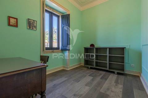 Moradia renovada com logradouro