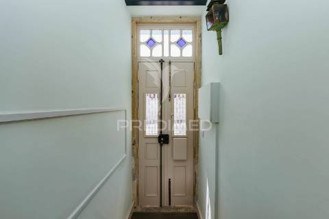 Moradia renovada com logradouro