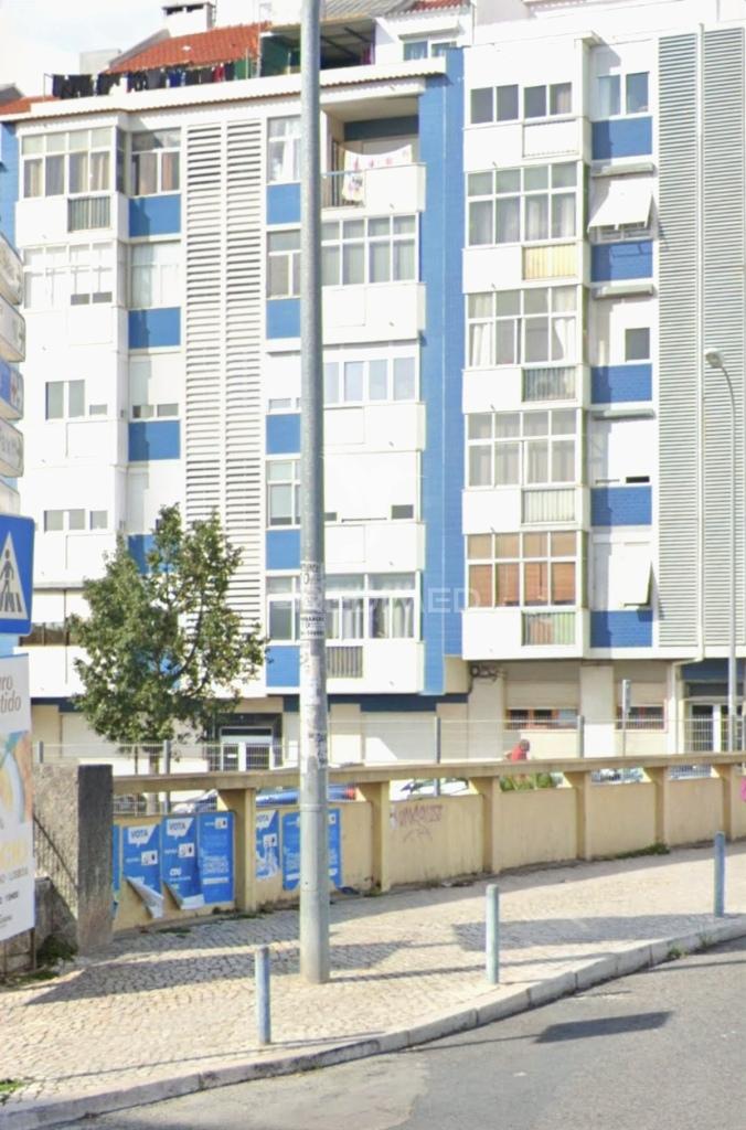 Apartamento de tipologia t2 , localizado na mina de água-amadora.
