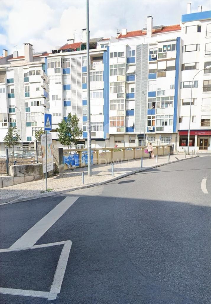 Apartamento de tipologia t2 , localizado na mina de água-amadora.