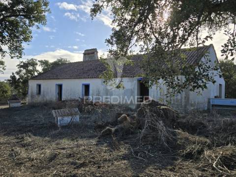 Monte no litoral alentejano com casa para recuperar