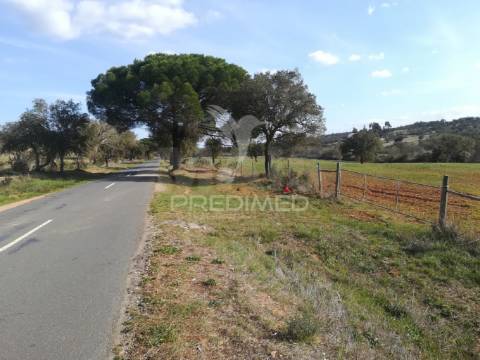 Monte no litoral alentejano com casa para recuperar