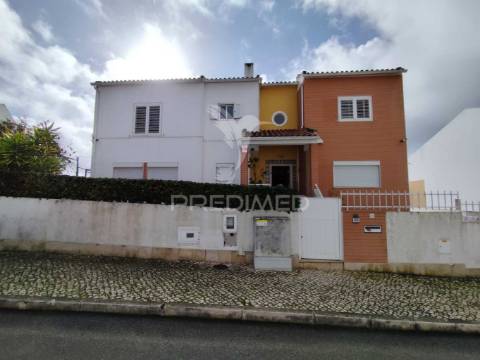 Moradia c/ piscina aquecida e coberta em palhais barreiro